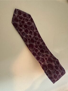 Stylish Burgundy Tie with Circular Motif